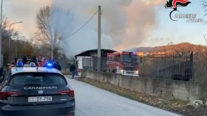 in fiamme deposito di pellami a montoro