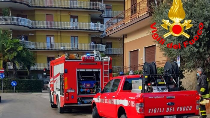 stufa in fiamme anziani coniugi messi in salvo