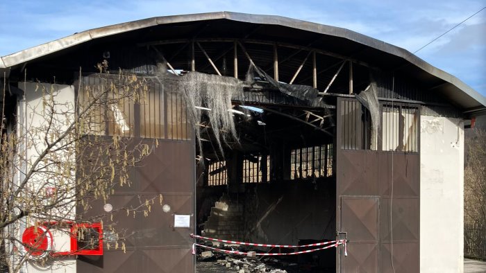 incendio a montoro indagini arpac per la presenza di amianto