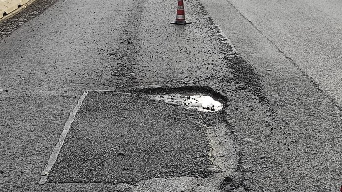 tragedia sfiorata per colpa di una buca in autostrada