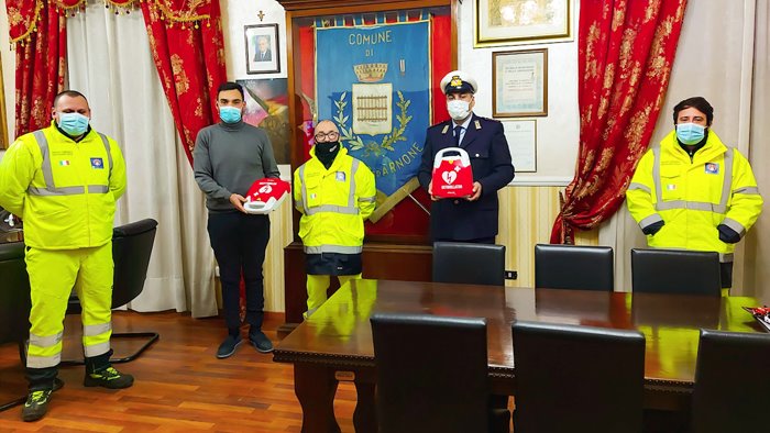 Consegnati i defibrillatori alla polizia municipale - Ottopagine.it Caserta