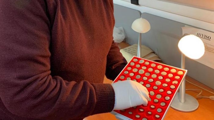 paestum si confessa dal prete e restituisce 200 monete antiche