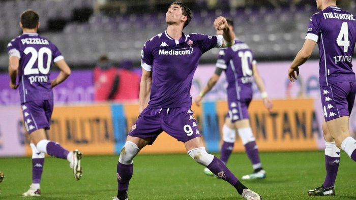 fiorentina crotone 2 1 viola allontanano zona retrocessione