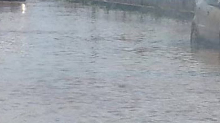 maltempo nel vallo di diano due auto in un canale