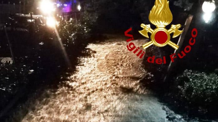 rottura di una tubazione crolla un muro perimetrale a melito