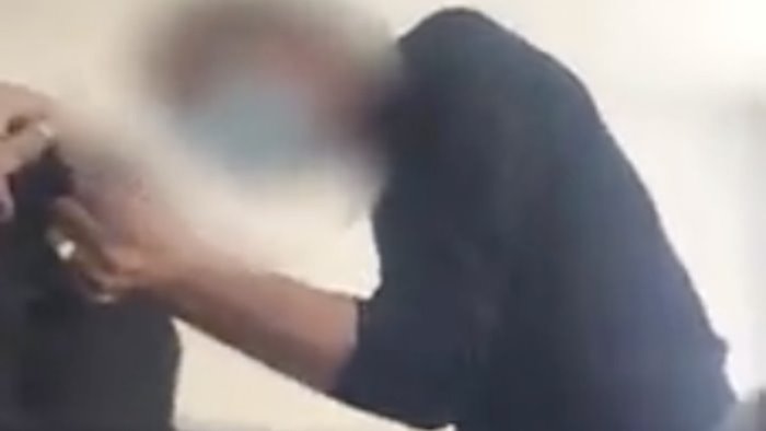 schiaffeggia un alunno in classe sospeso il prof di teggiano