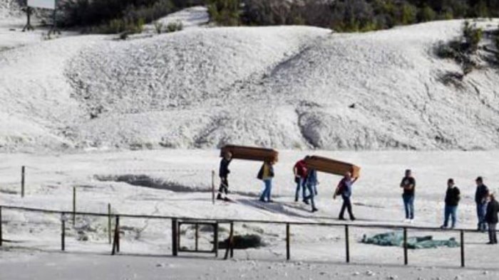 famiglia morta nella solfatara una condanna e 5 assoluzioni