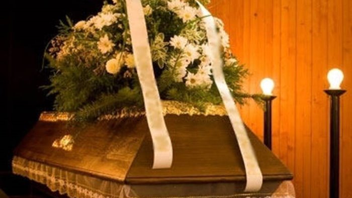 veglia funebre scoppia il focolaio doppio cluster in paese