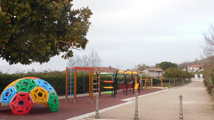 ad arpaise nuovo parco giochi nel viale comunale