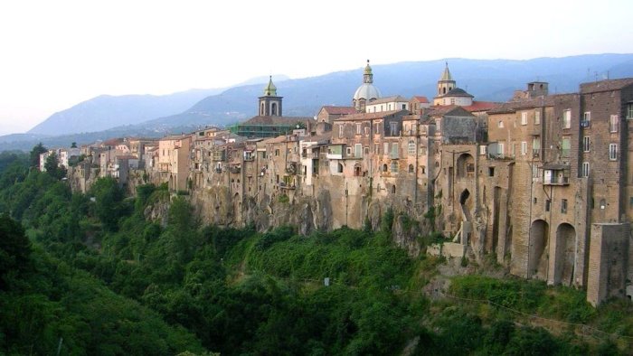 una pista ciclopedonale sul percorso dell acquedotto carolino