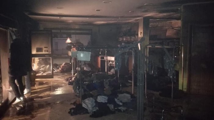 vallo negozio di abbigliamento distrutto dalle fiamme