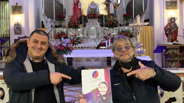 tony esposito incanta frigento e riceve il calendario unarma