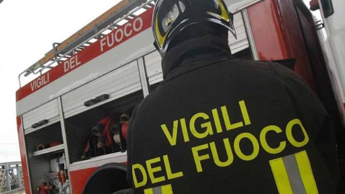 palazzo disabitato crolla nella notte