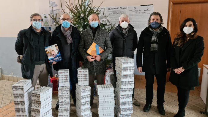 korrecta dona cinquanta paia di scarpe per bambini