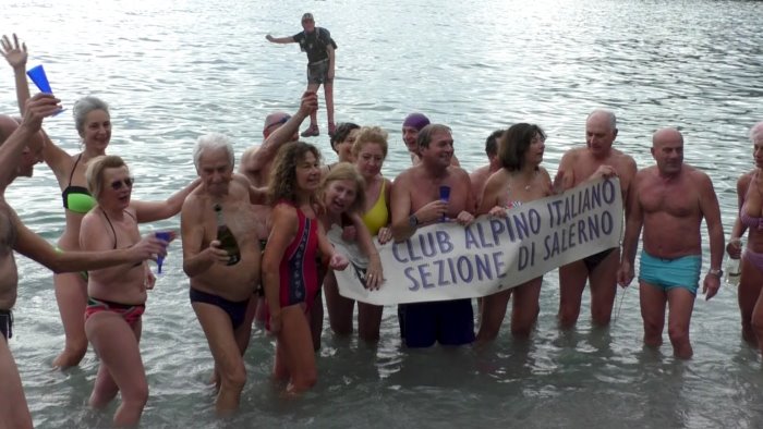 in costiera rinnovata la tradizione del tuffo in acqua di capodanno