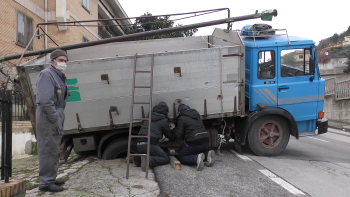 cede una cunetta e un camion resta in bilico con una ruota nel cemento video