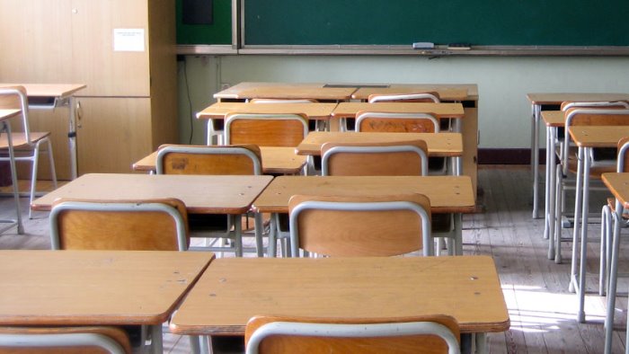 covid troppi contagi il sindaco chiude le scuole continuo aumento dei casi