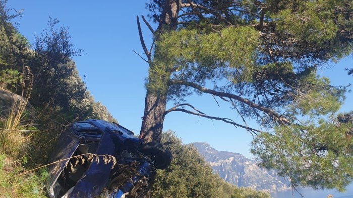 precipita nel burrone sull amalfitana automobilista vivo per miracolo