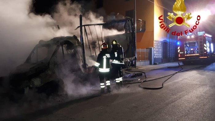 autocarro in fiamme nella notte a forino si indaga