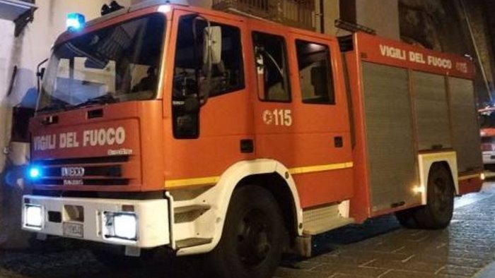 le fiamme avvolgono l appartamento 54enne salvato in extremis
