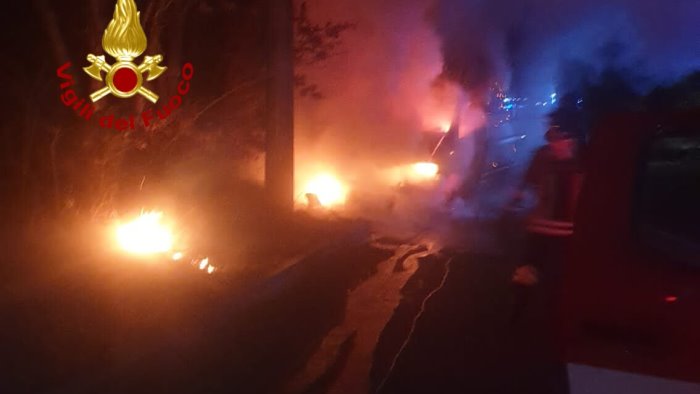 montella furgone in fiamme nella notte paura a contrada tagliabosco