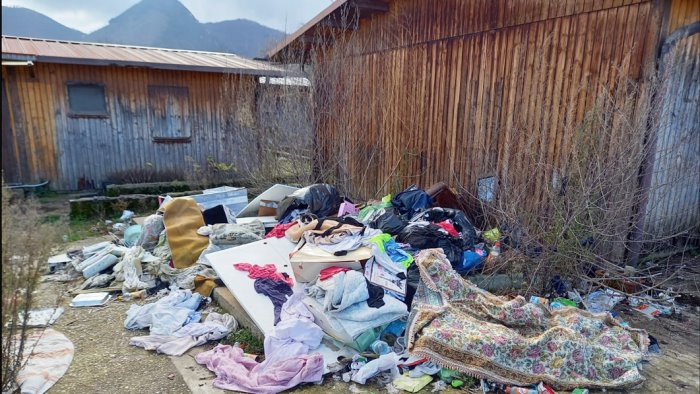 amianto e rifiuti nell ex campo prefabbricati allarme a montella