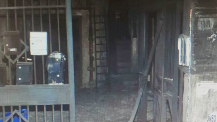 ordigno nella notte danneggiato un condominio indagano i carabinieri