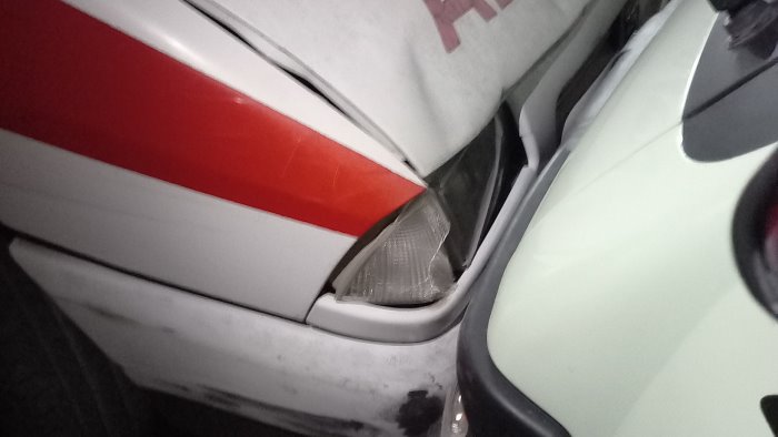 cava uomo aggredisce i volontari e distrugge il mezzo della croce rossa