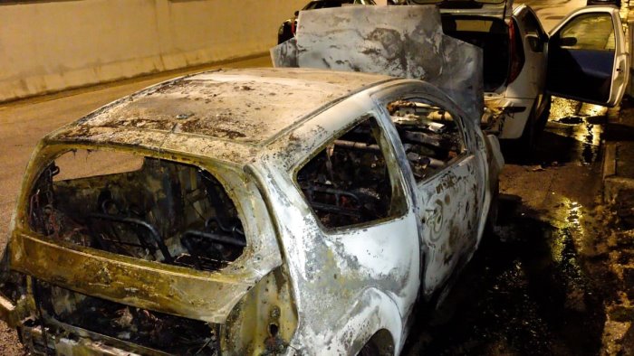 auto in fiamme nella notte a forino indagini in corso