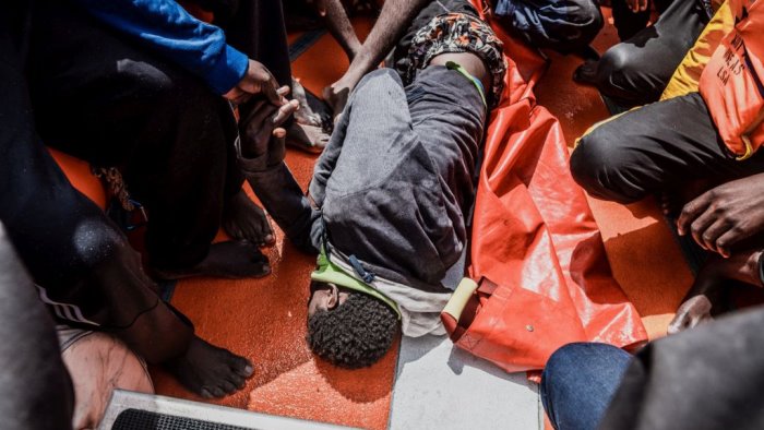 sbarcati 280 migranti a lampedusa sette i morti