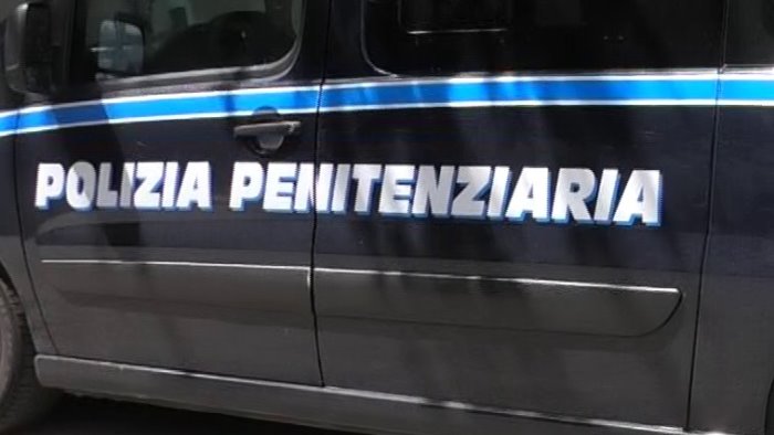 detenuto positivo al covid si scaglia contro gli agenti tensione in ospedale