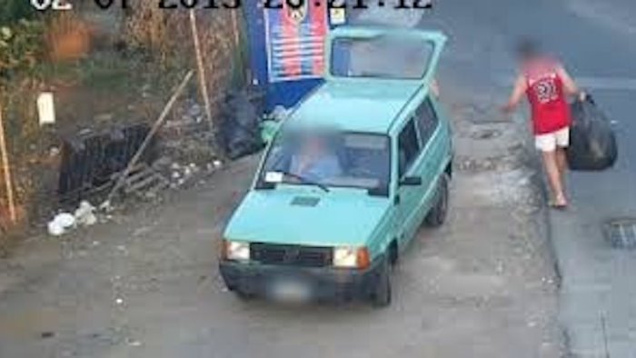 cava lotta all abbandono di rifiuti telecamere mobili per stanare gli incivili