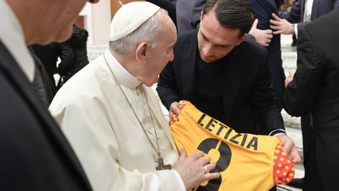benevento omaggio a papa francesco con la maglia giallorossa