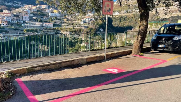 ravello ecco i parcheggi rosa riservati a donne in gravidanza e neo mamme