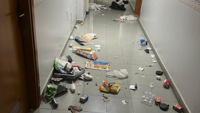 la sede del comune di melito inondata di rifiuti in segno di protesta