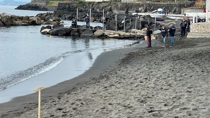 bimbo di due anni muore annegato in mare bloccata la madre