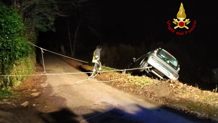 auto nella cunetta ad altavilla irpina recuperata dai vigili del fuoco