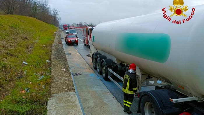 autocisterna piena di azoto in fiamme dramma sfiorato sull a16