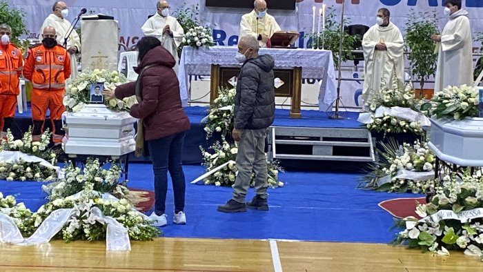 lacrime e striscioni per l addio a nicholas e ilaria resterete sempre con noi