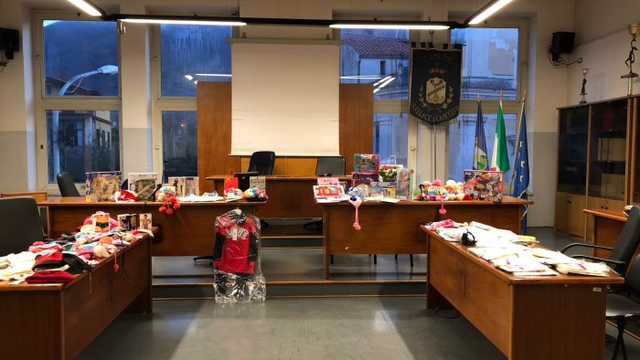 regalo sospeso a san felice a cancello comune al fianco di bimbi in difficolta