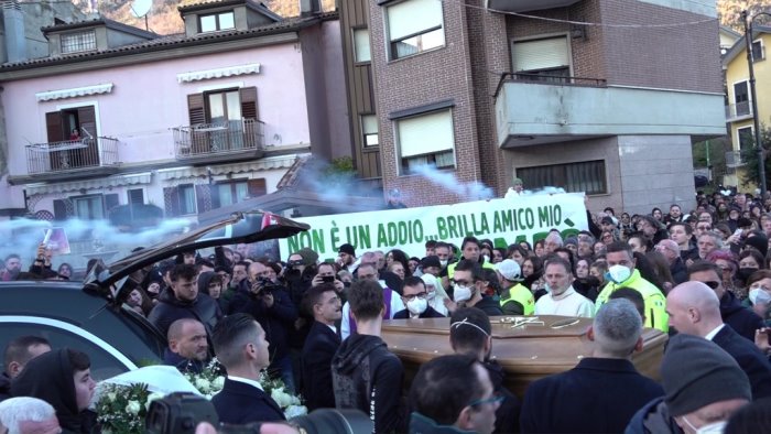 folla dolore ai funerali di roberto il vescovo ai giovani gettate via le armi