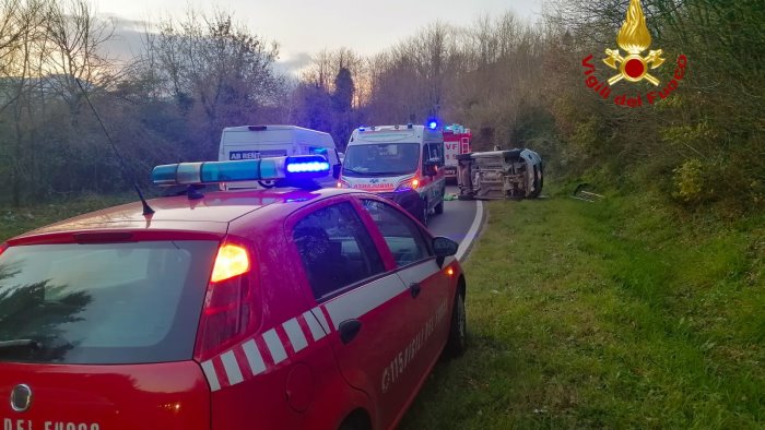 pratola serra si ribalta auto sulla statale paura per tre anziani