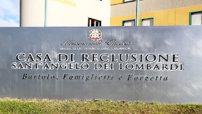 i detenuti di sant angelo dei lombardi in scena con alterazioni mondo sottosopra