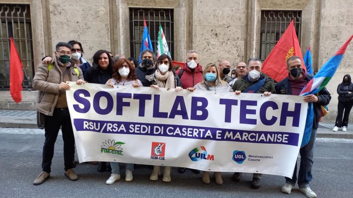 lavoratori softlab in presidio bloccano la strada due operai investiti