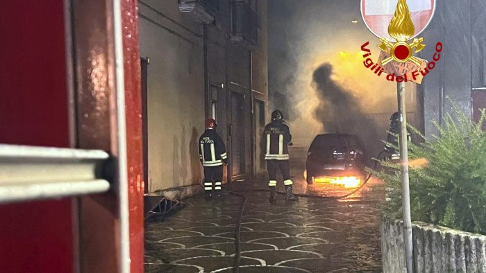 auto in fiamme nella notte davanti al municipio a forino si indaga
