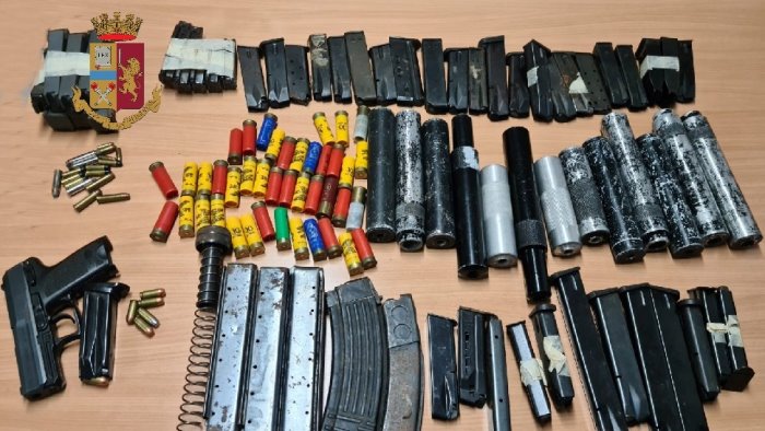 acerra sorpreso con una pistola e munizioni in casa arrestato