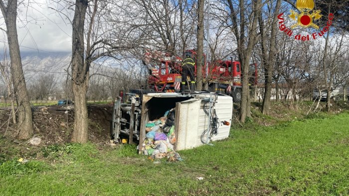 camion dei rifiuti si ribalta paura a cervinara video