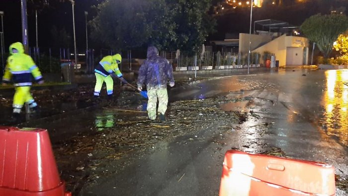 la furia del mare si abbatte su vietri danni ingenti e detriti ovunque