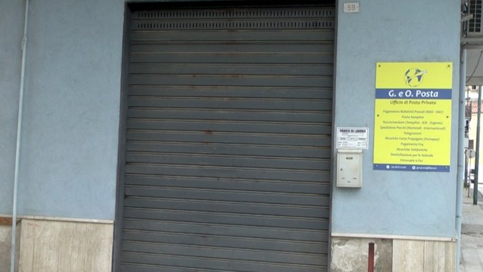 assalto ad una posta privata bandito armato fugge con i soldi dell incasso