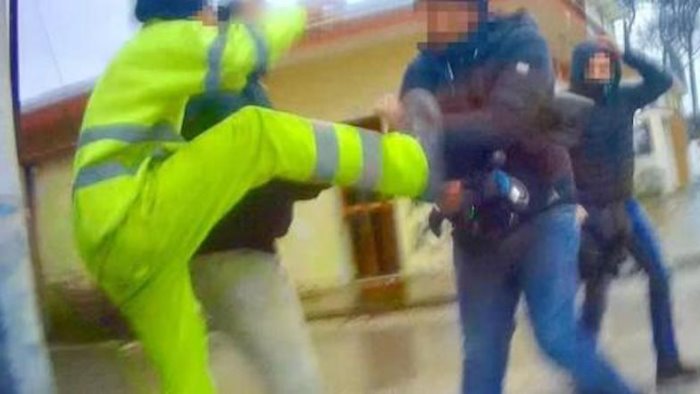 troupe di mediaset aggredita da occupanti abusivi nel bene confiscato